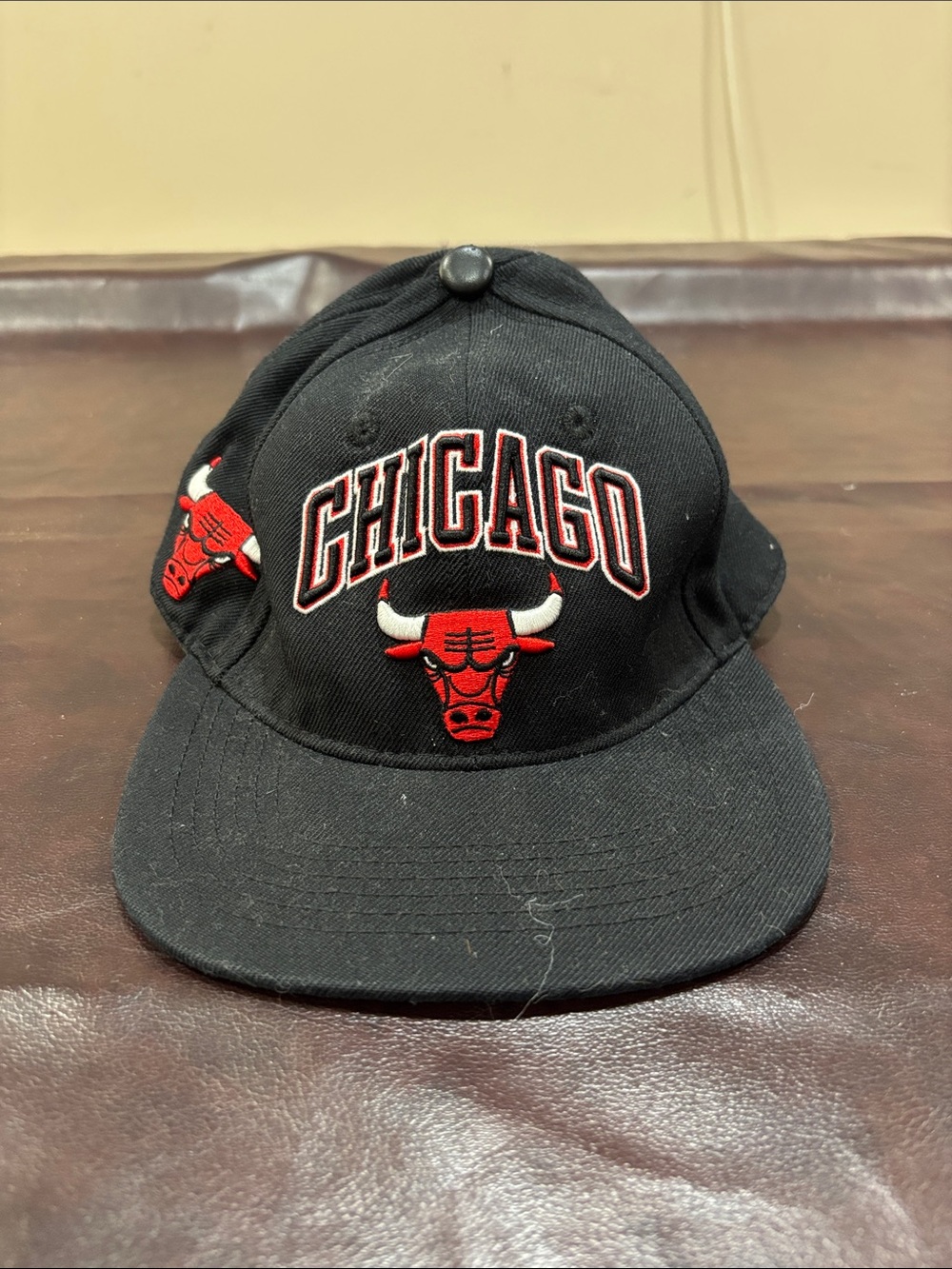Chicago Bulls men Black Snapback Hat with Red Logo